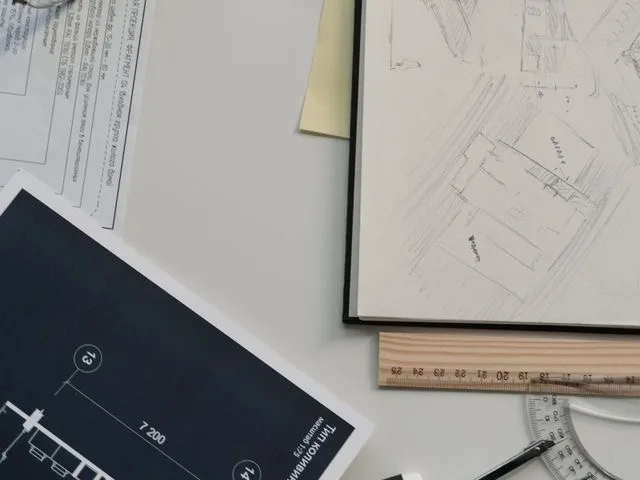 Szakember összehasonlító ingatlanpiaci adatokat elemez képernyőn